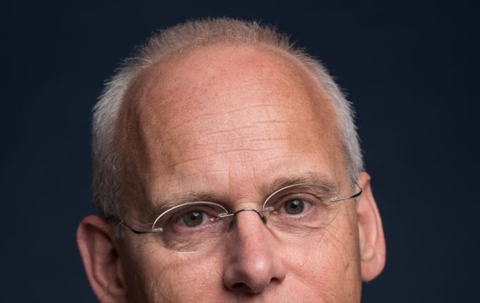 Waarom Ewoud Sanders de Groenman-taalprijs krijgt