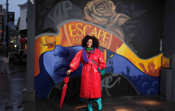 Babs Gons over hoekige, kleurrijke en bemoedigende taal