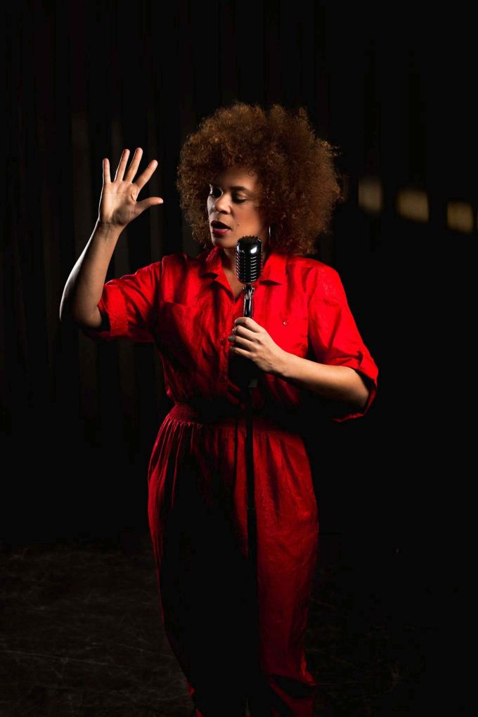 Babs Gons over hoekige, kleurrijke en bemoedigende taal