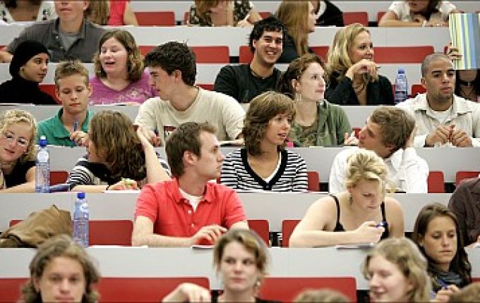 Discussie: slechte schrijfvaardigheid te wijten aan taalkundigen?